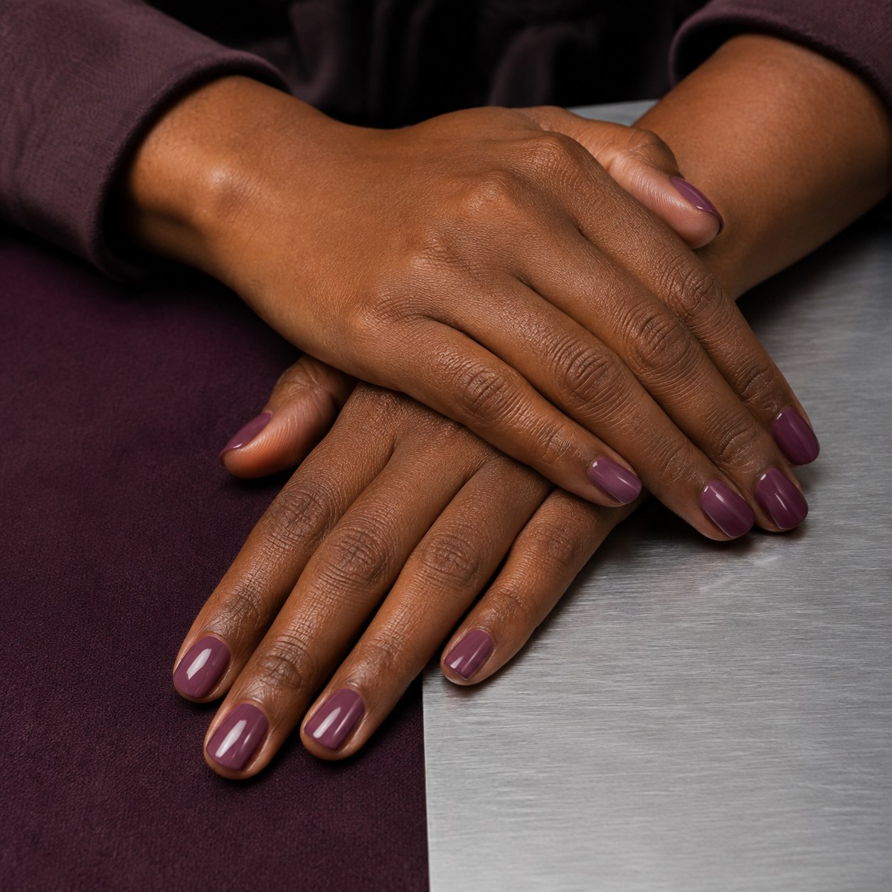 Manicure em tom de orquídea