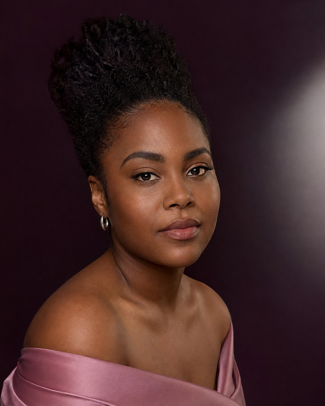 Retrato com penteado e maquiagem da demonstração Íris